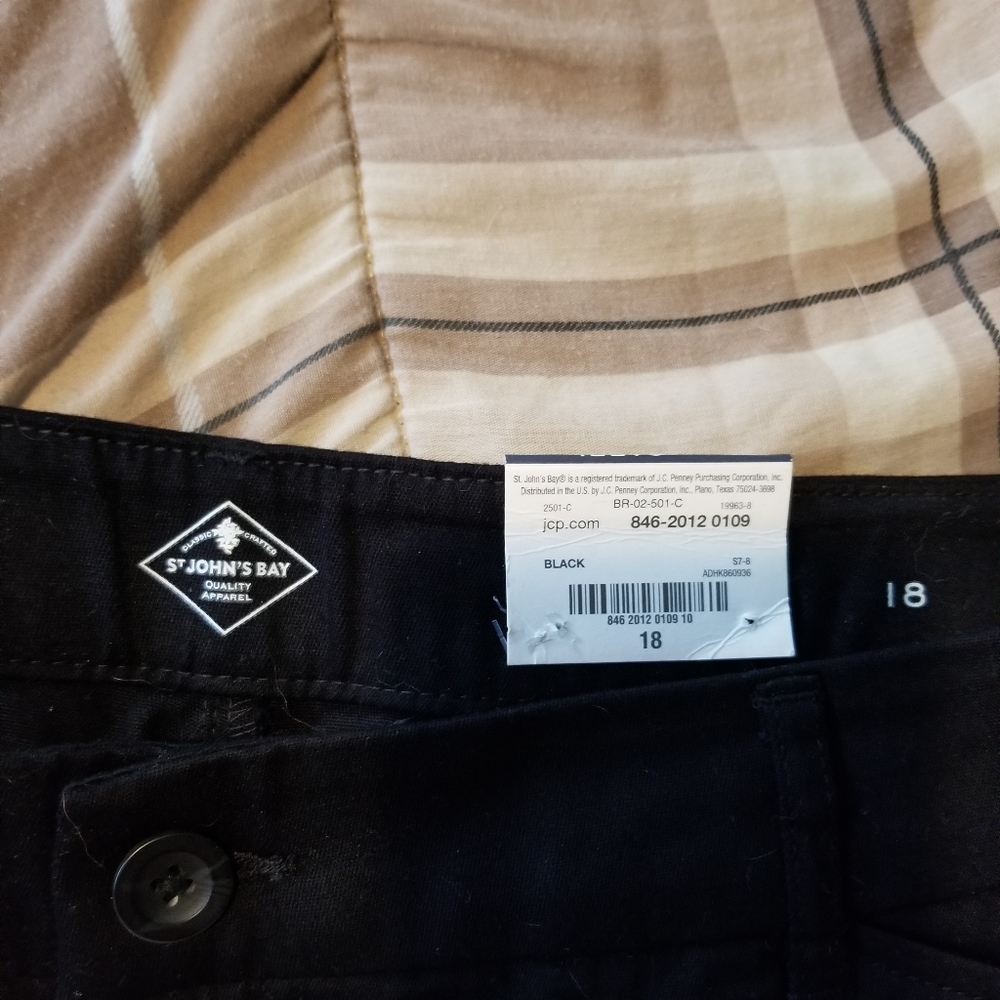 Black capris